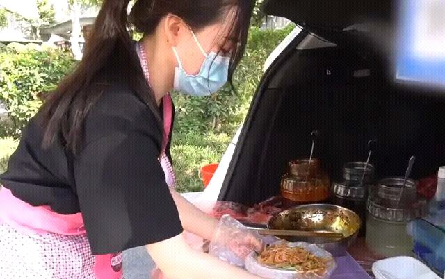 辣妈开奥迪卖凉皮，为陪孩子抛售千万房产：为了儿女，谁不曾辛酸
