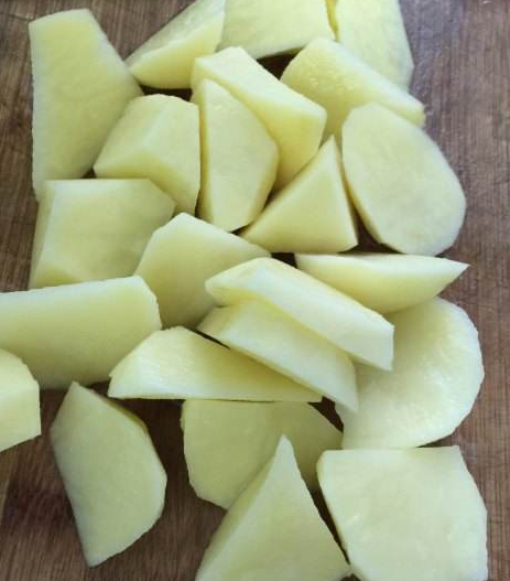 红烧牛肉怎么做？四川人常这样烧，瘦软不柴，一大盘端上桌就抢光