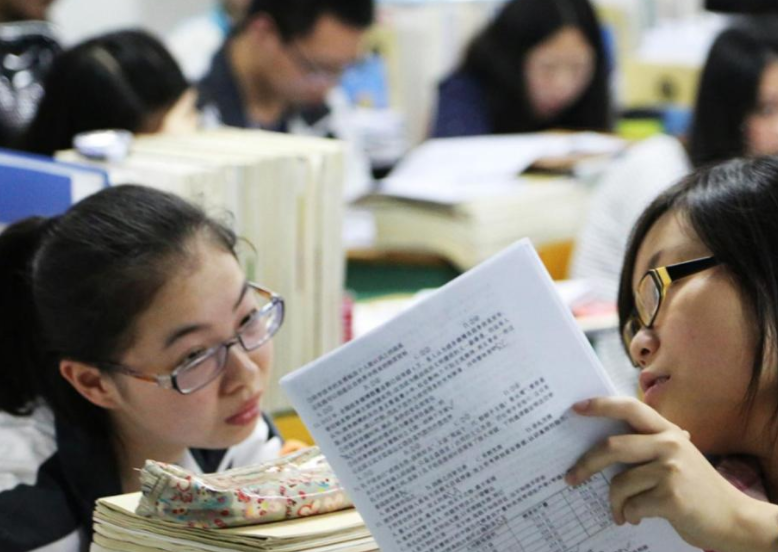 高考新趋势：英语被削弱，“大语文时代”或将来临，学生又慌了