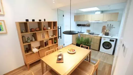 公婆、亲妈、夫妻俩住同一家，纸板隔成3间房，窄小难转身，隐私成谜