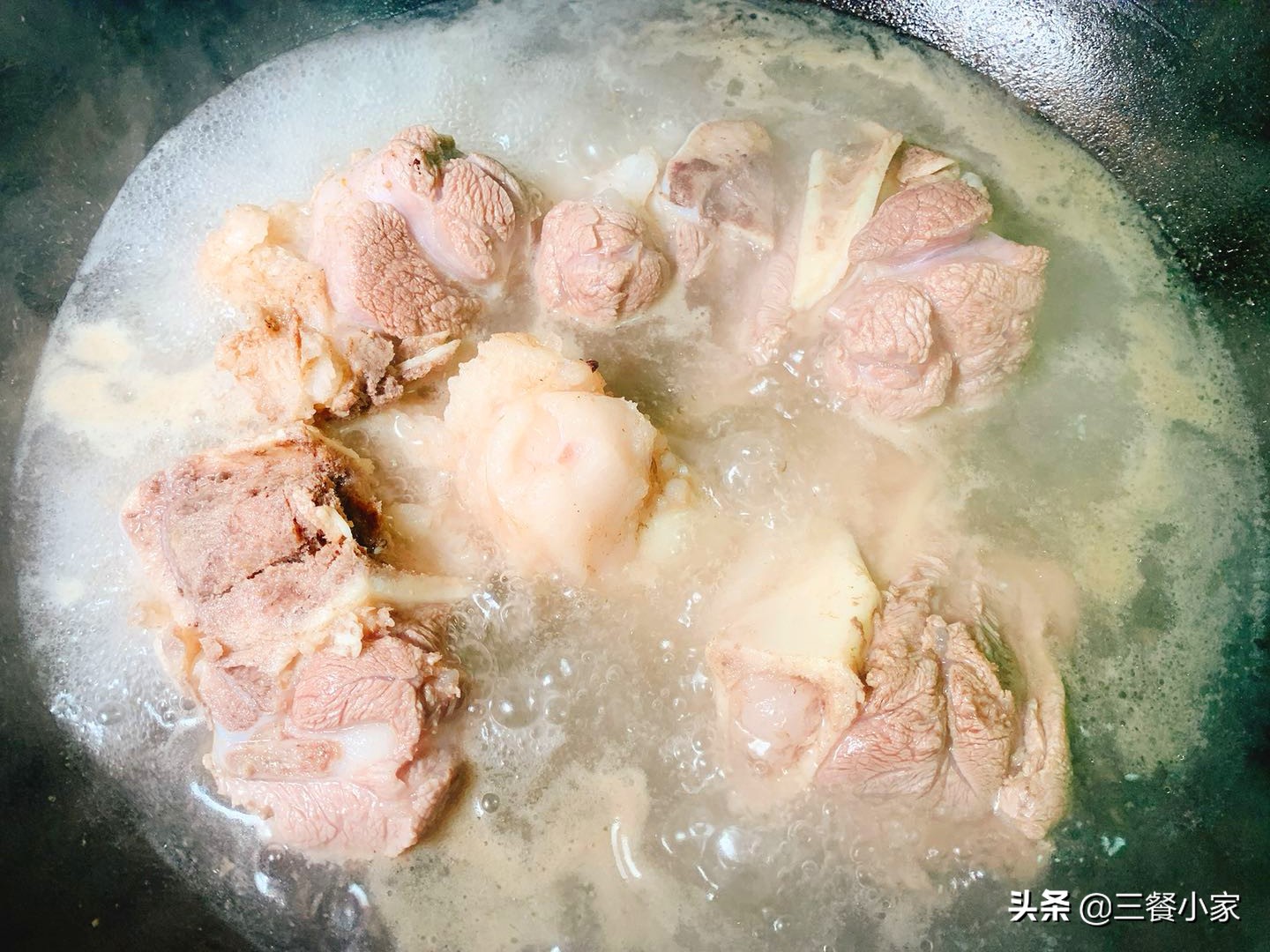 炖骨汤，酒店大厨教你诀窍，牢记三招，汤白肉香，不腥不腻还营养