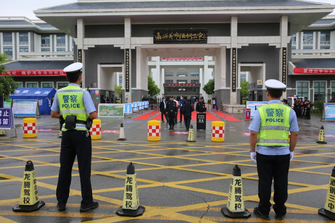 【护航高考】高考第一天，甘肃公安为梦护航！