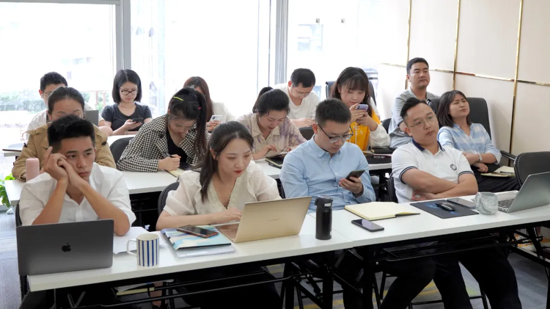 与挂靠人签订合同，能否要求被挂靠人承担责任？