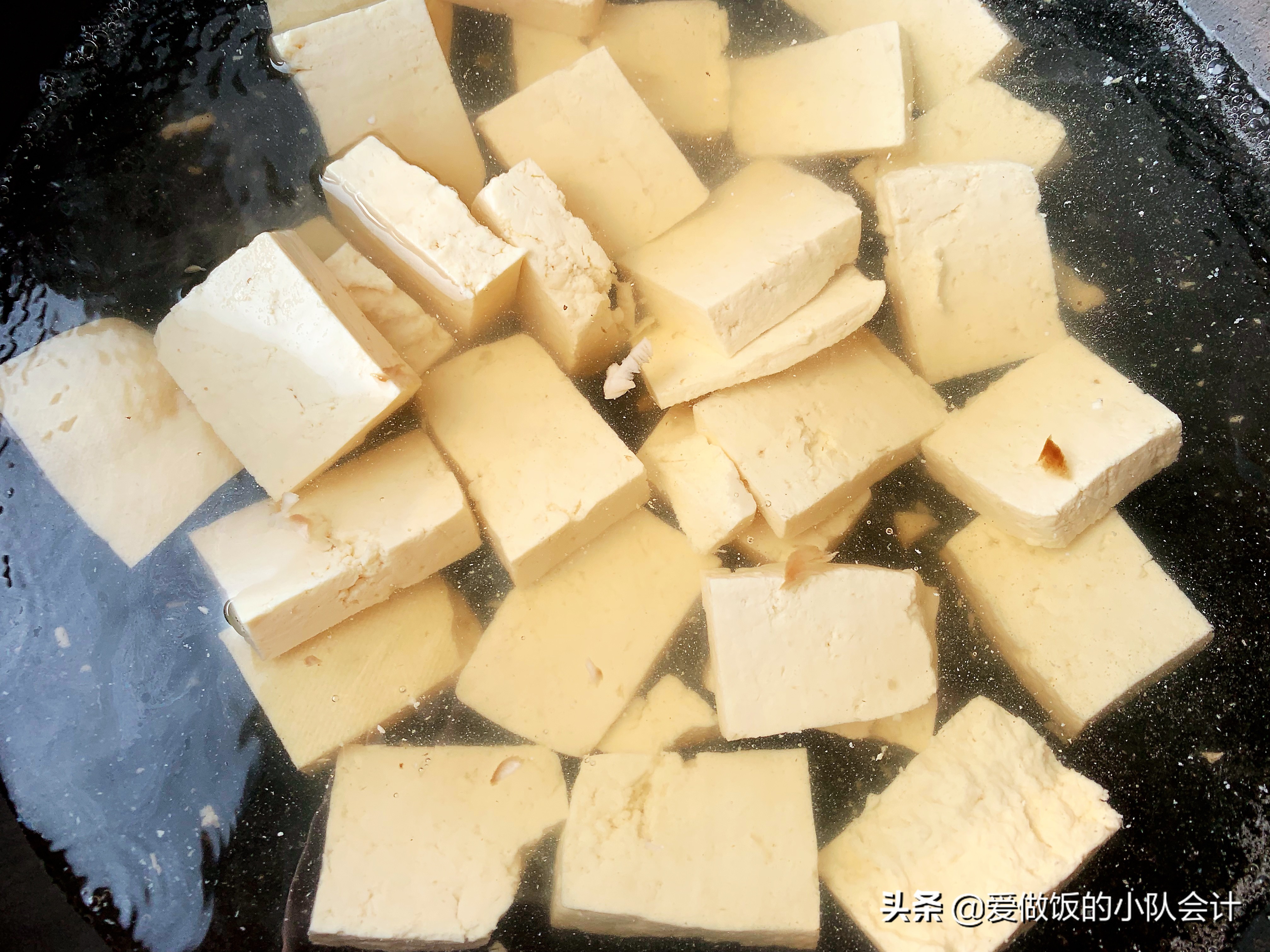 鲇鱼炖豆腐怎么做才好吃？牢记2点，鱼肉鲜嫩不腥，豆腐咸鲜入味
