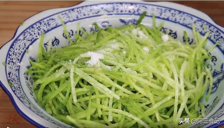 萝卜别再腌着吃了，加1把花生米，教你新做法，营养解馋比肉还香