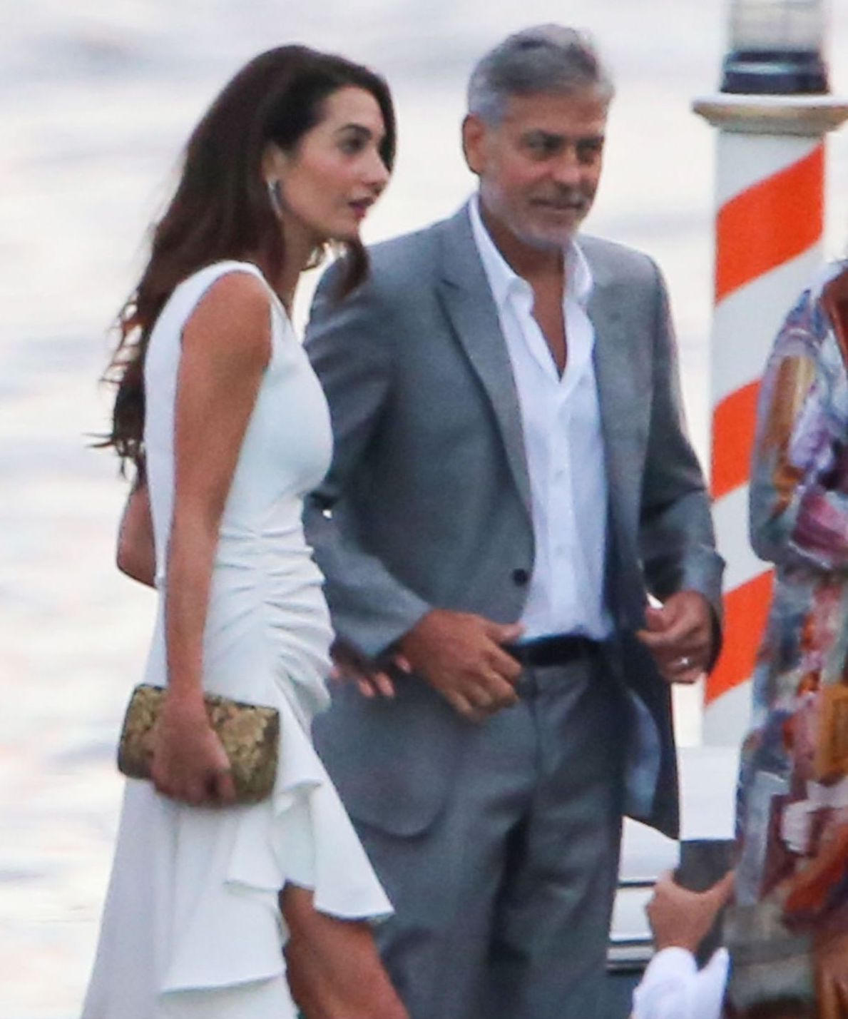 乔治布鲁尼妻子腹部高隆！裹白裙胜迪士尼公主，最美律师名副其实