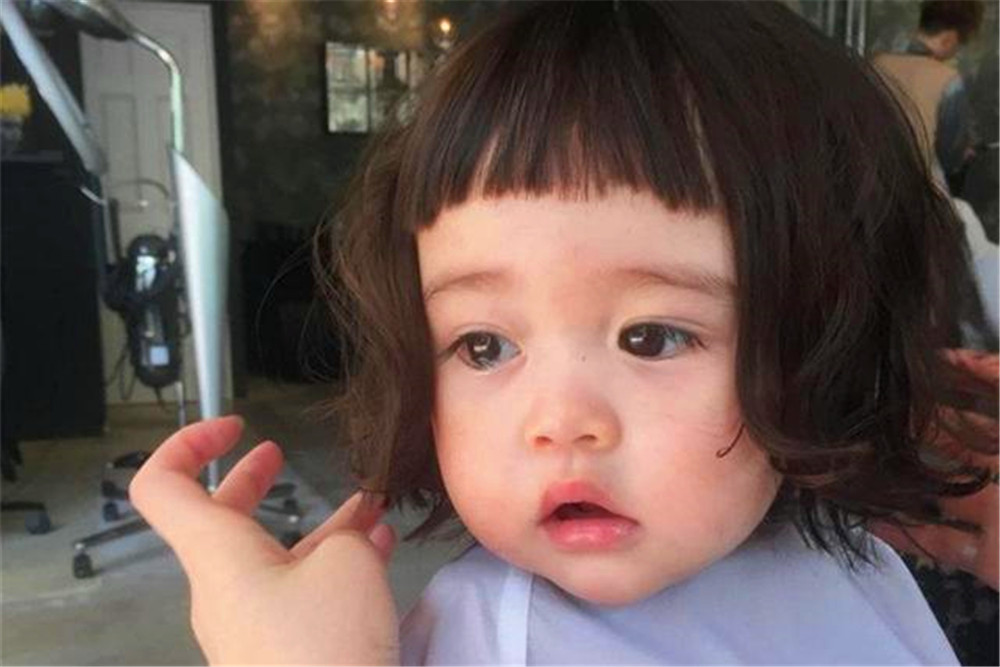 萌娃烫发越来越流行,看上去很洋气,家长却忽略了其中的危害