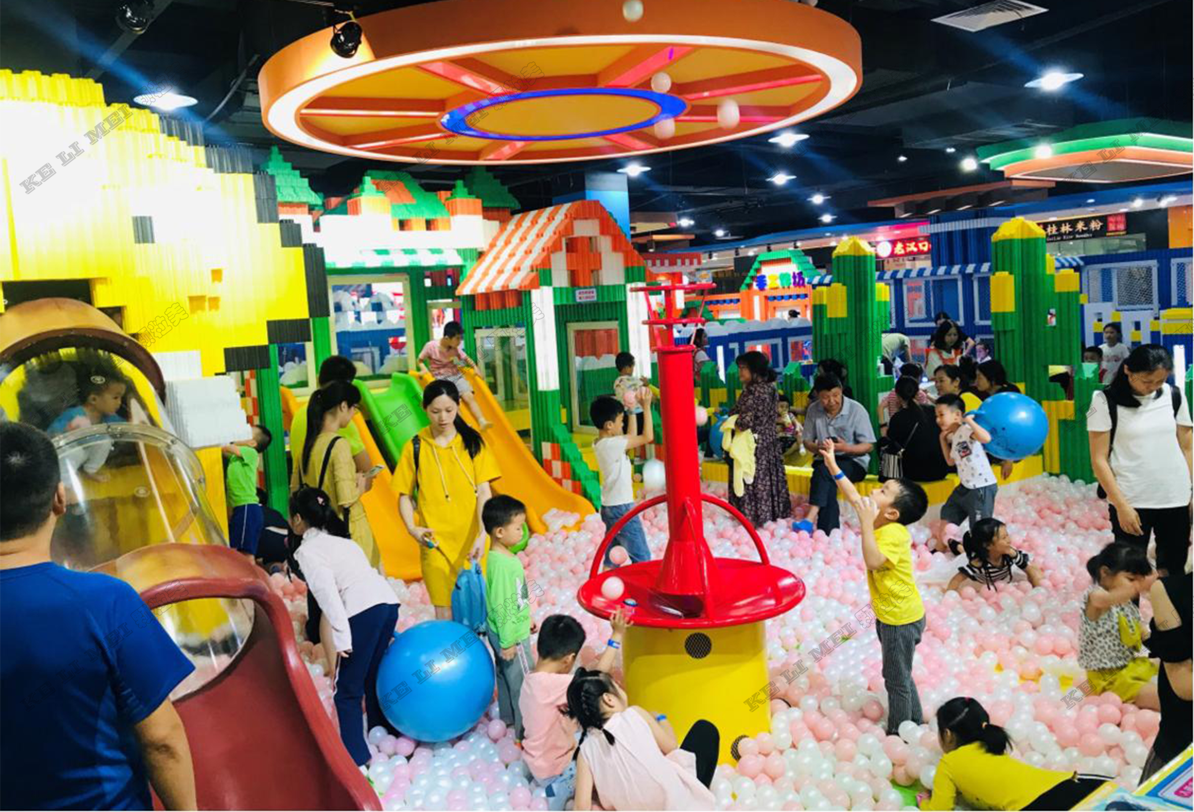 场地的装修:室内儿童游乐场的装修是一个相对来说是比较复杂的工程,他