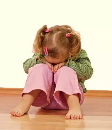 那个不让孩子哭的家庭，养出了恶魔！允许孩子哭，比逗他们笑重要