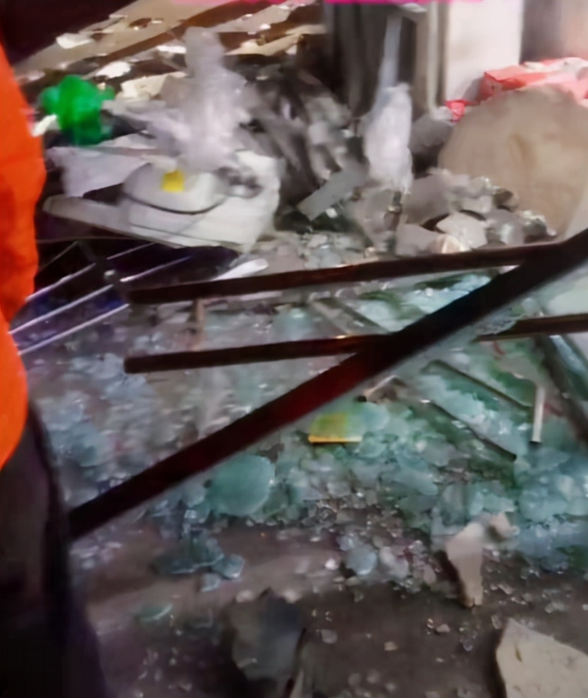 徐州知名网红疑酒驾出车祸！躺救护担架上大喊大叫，现场一片狼藉