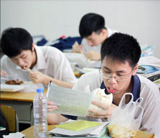 烈士子女高考享有加分政策，家长们争议大，女孩表示宁愿不要加分