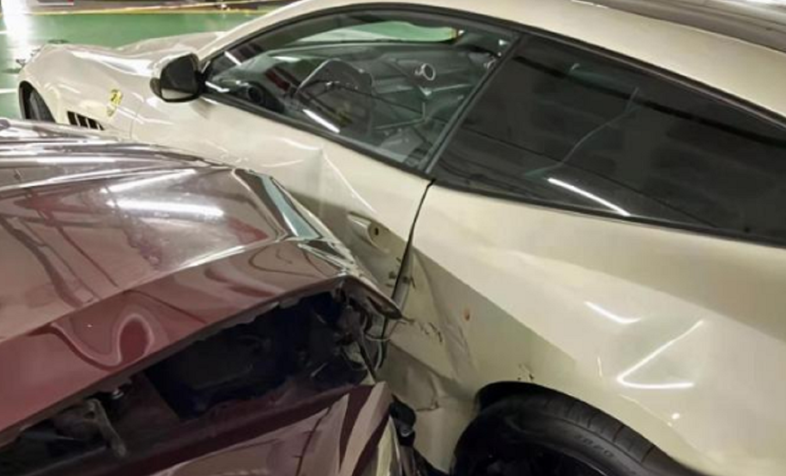 上海一宝马女司机怒撞百万法拉利，一旁千万保时捷918受损，两车价值近2000万