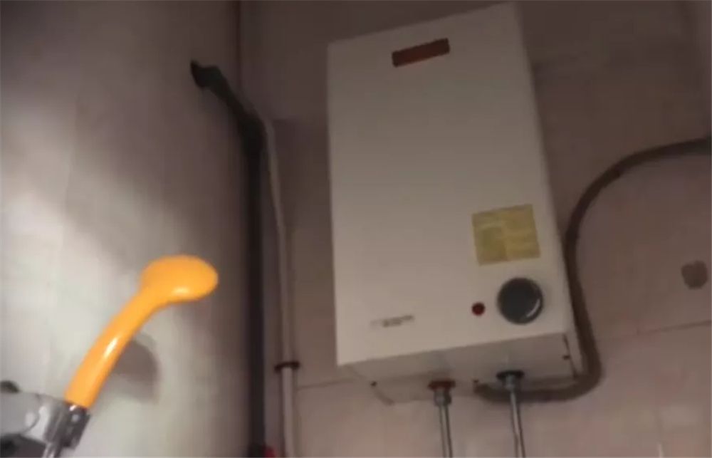 香港母女蝸居6㎡劏房，厕所难坐下洗衣机放床边，网友：太逼仄