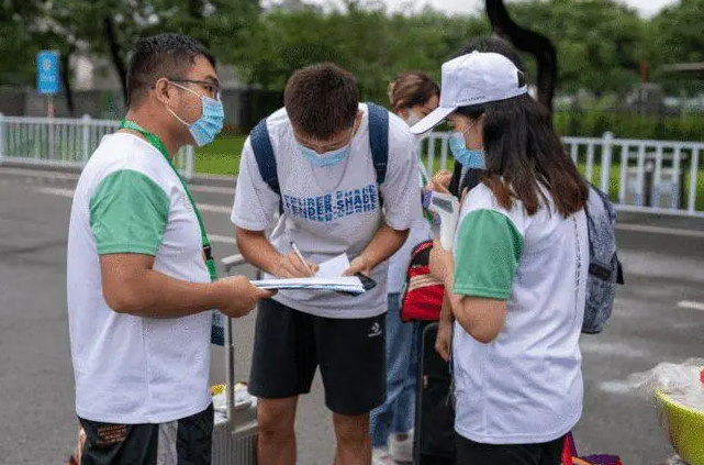 武汉各高校学费上涨，多数家长表示很无奈，直言：供不起了