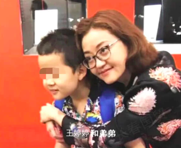 王刚闺女王婷婷帮他追小20岁娇妻，今嫁老外婚姻幸福