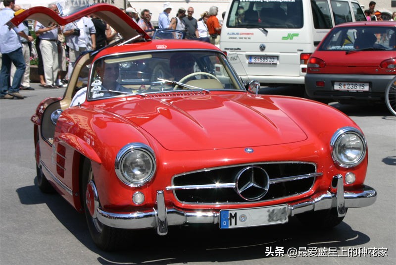 它就是跑车经典鸥翼门的引领者——梅赛德斯奔驰300SL
