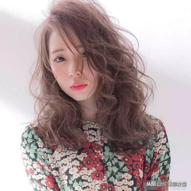 发量少的女生长卷发难打理，发型师教你一招，让你彻底告别细软趴