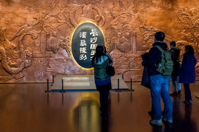 汉朝女尸复活走出古墓(马王堆女尸如何2000年不腐？墓中出土的《道德经》颠覆了道家思想)