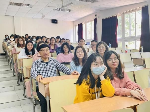 新华社、人民日报称赞！上海“神翻译”教授刷新标准、开创先河！