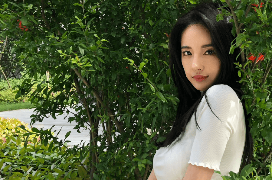 “千万网红”转战娱乐圈，化身赌场美艳老板，身材比韩星优越多了