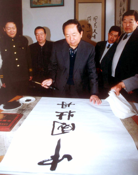 他12岁参军，官至副国级，为官清廉，子女无一人从政，个个出息