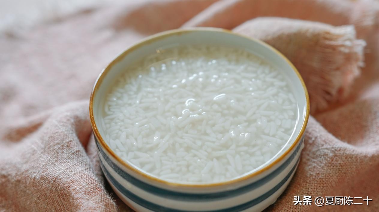 冬日清晨赶时间，寒风刺骨步履匆