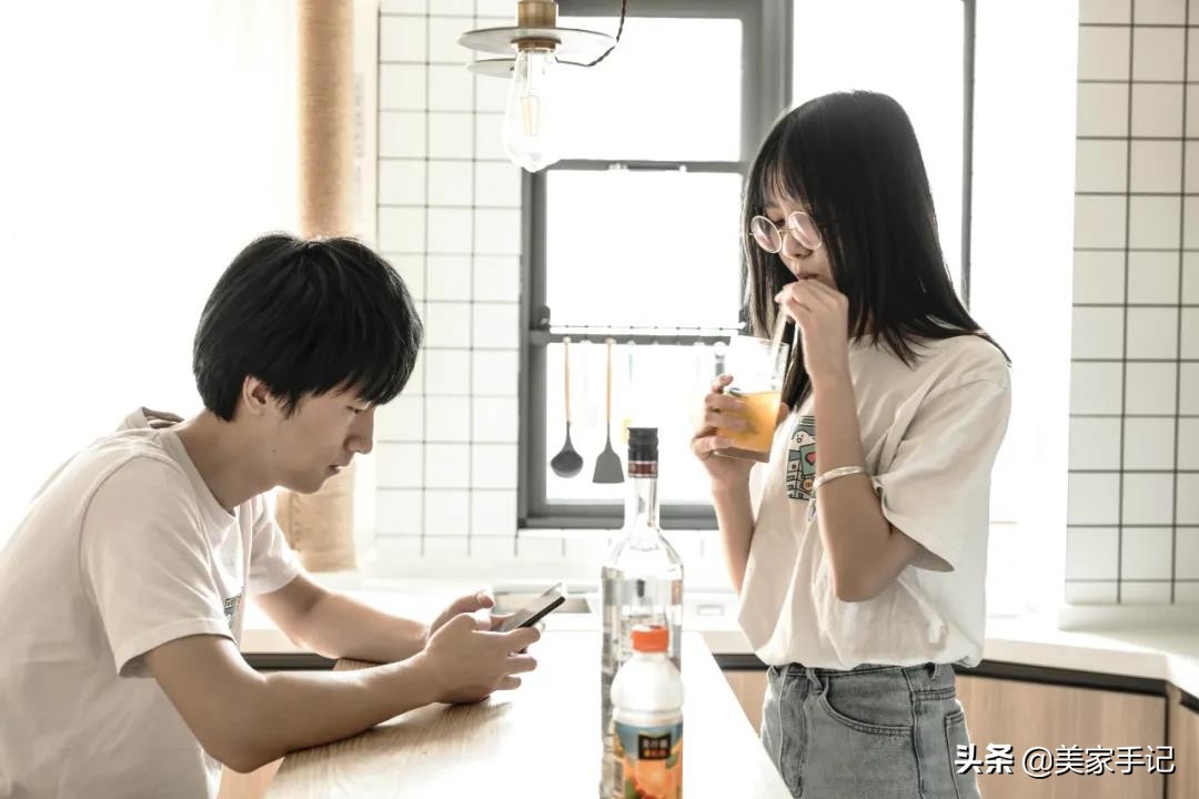 她家不豪华，可还是进门就把我迷住，白墙、原木、少造型，太美了