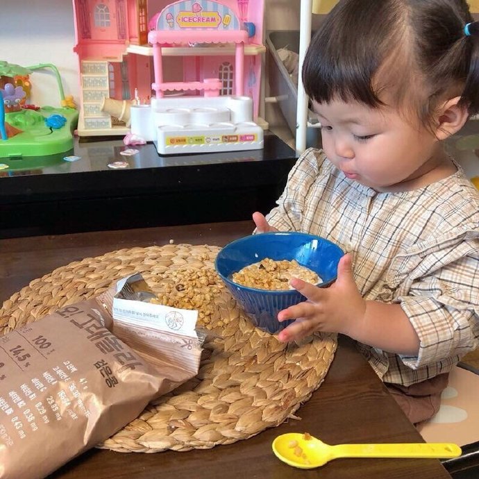 罗熙表情包：一定要按时吃饭