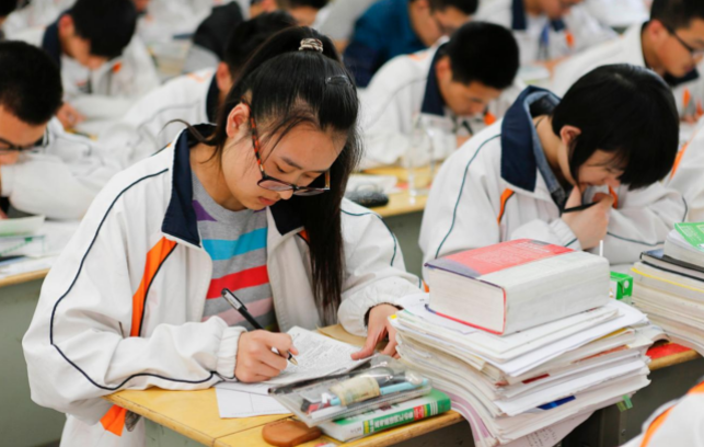 福建最贵高考状元，凭一己之力改变家人命运，光奖学金就有100万