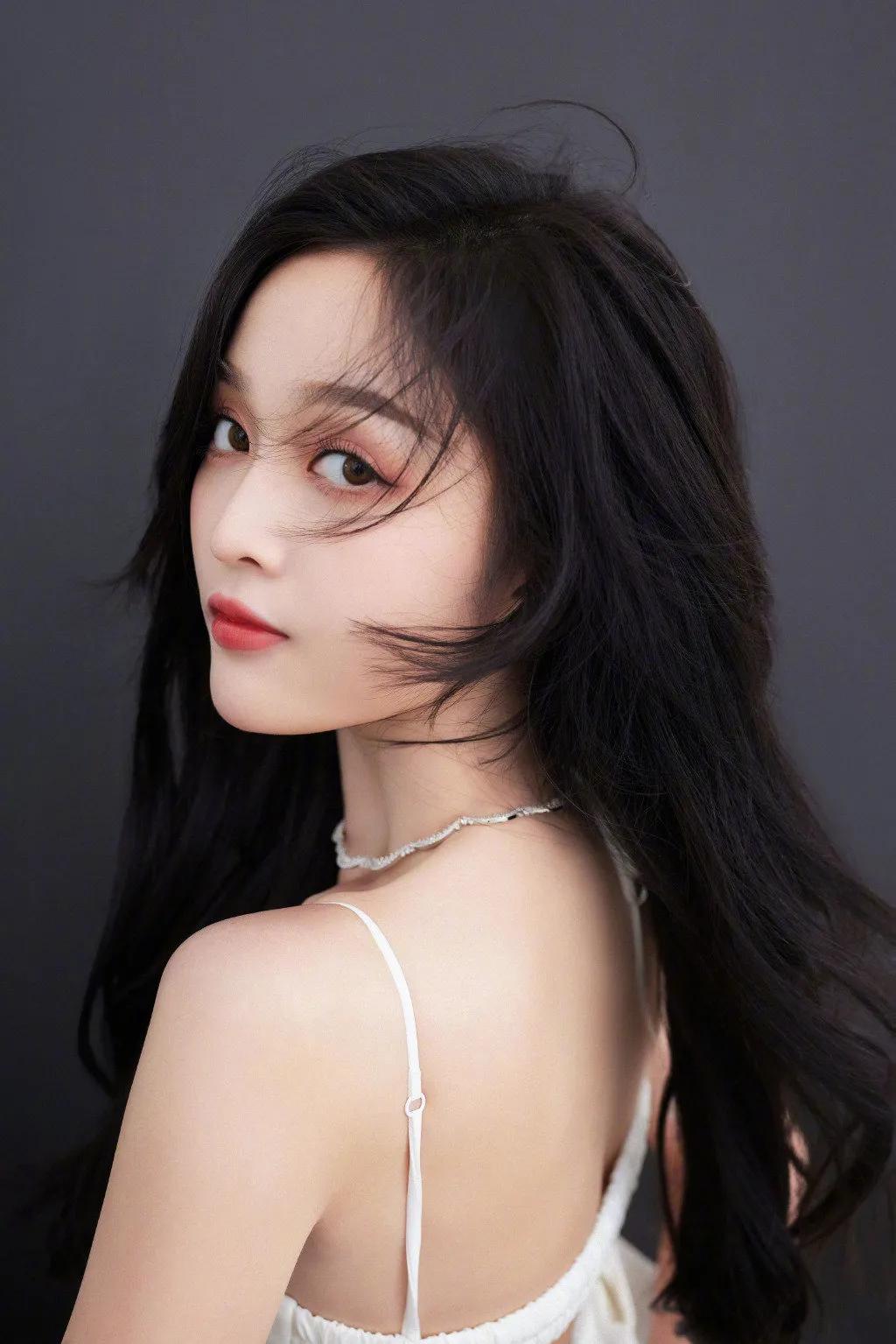 白色系的吴宣仪