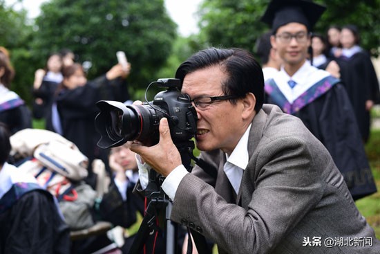 武科大老师退休带走200万张学生照片 网友：这样的老师会发光