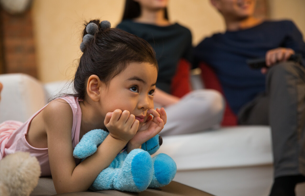 孩子可以频繁看电视吗？耶鲁大学的研究结果，家长可以适度照搬