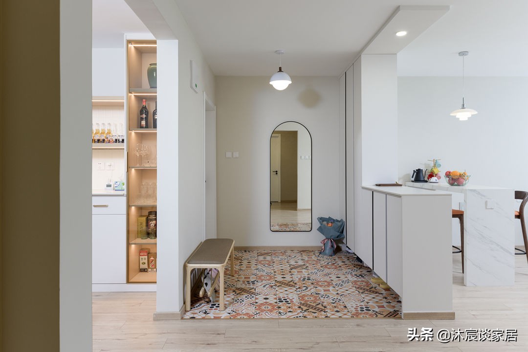 她家不做吊顶也不做背景，不断给空间“减负”，真是越简单越好看