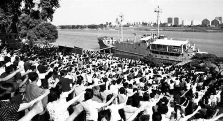 68年朝鲜扣押美国间谍船，美百架战机进逼，三大问题让其不敢动手