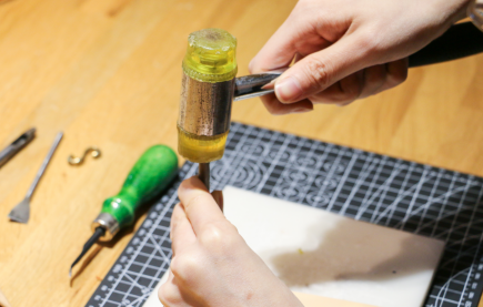 手工皮具DIY有你想象不到的乐趣，两人相伴做一对牛皮手环吧