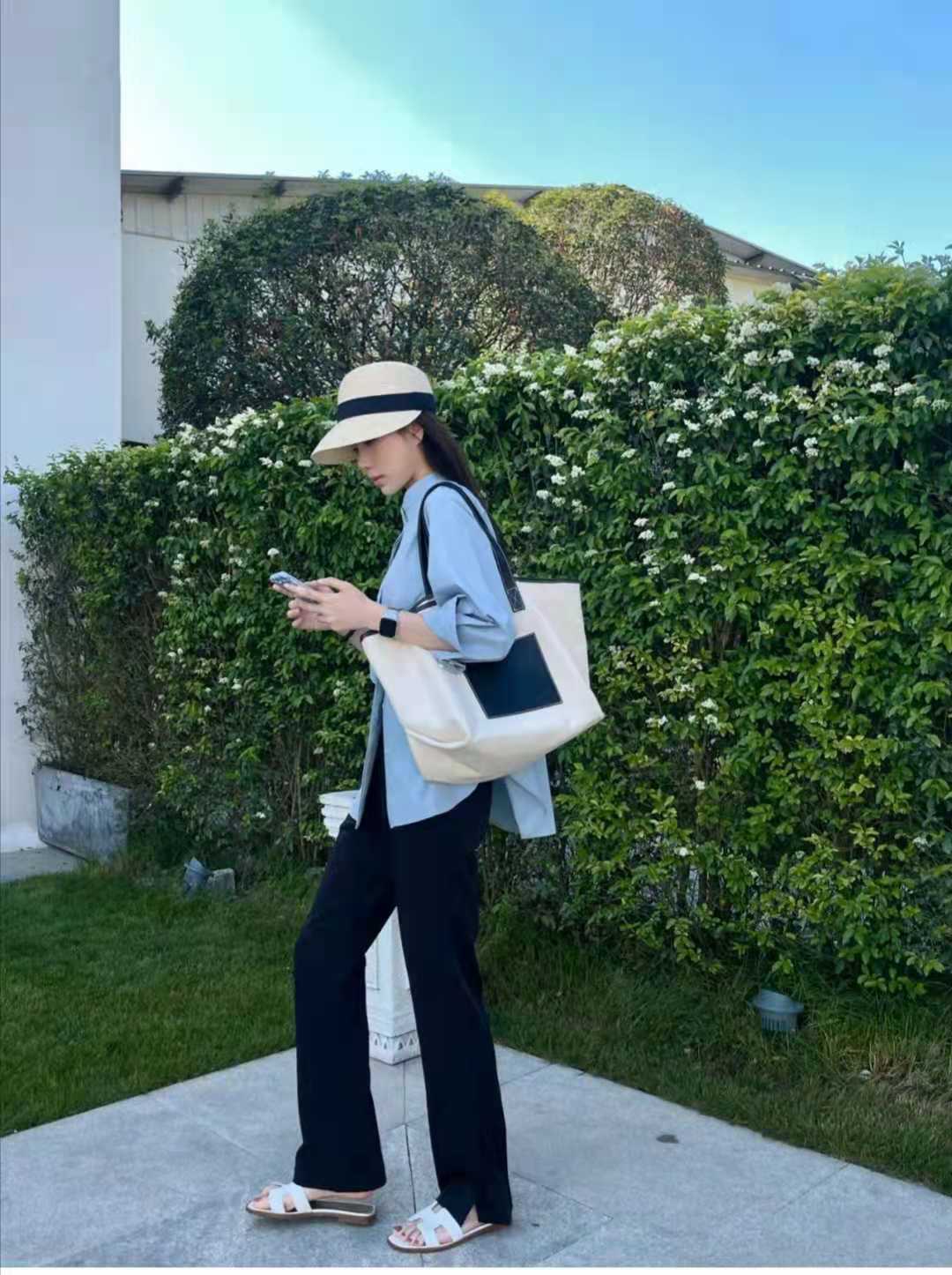 在穿衣搭配方面自然是舒适和简单方便为主了.