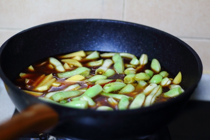 土豆炖豆角(家常做法的土豆炖豆角，方法简单，味道好，新手一学就会)