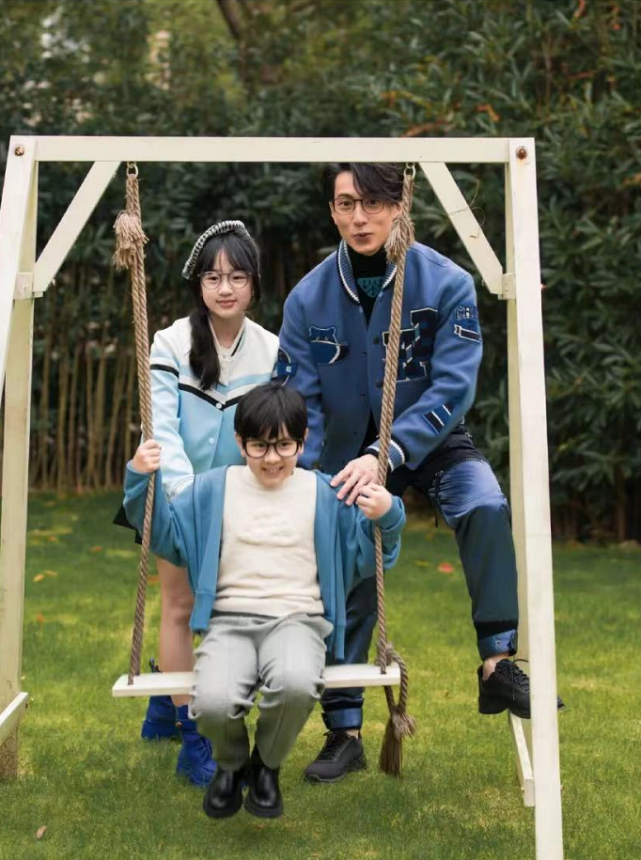 吴尊携儿女拍写真，NeiNei打扮淑女，Max长胖更像爸爸