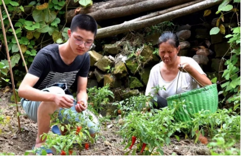 母亲双目失明，父亲单眼失明，自强不息的他以685分被清华录取
