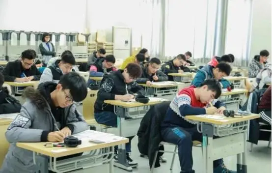 大学“挂科率”奇高的4个专业，补考未必能过，连学霸都难以招架