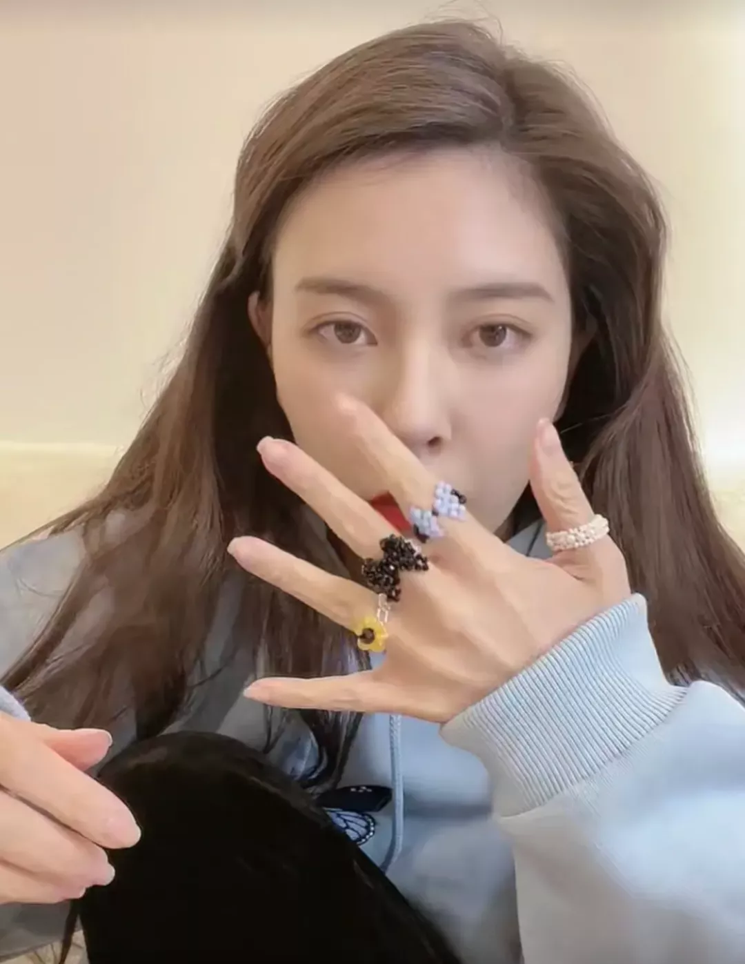 女明星手上戴的串珠手链是啥?