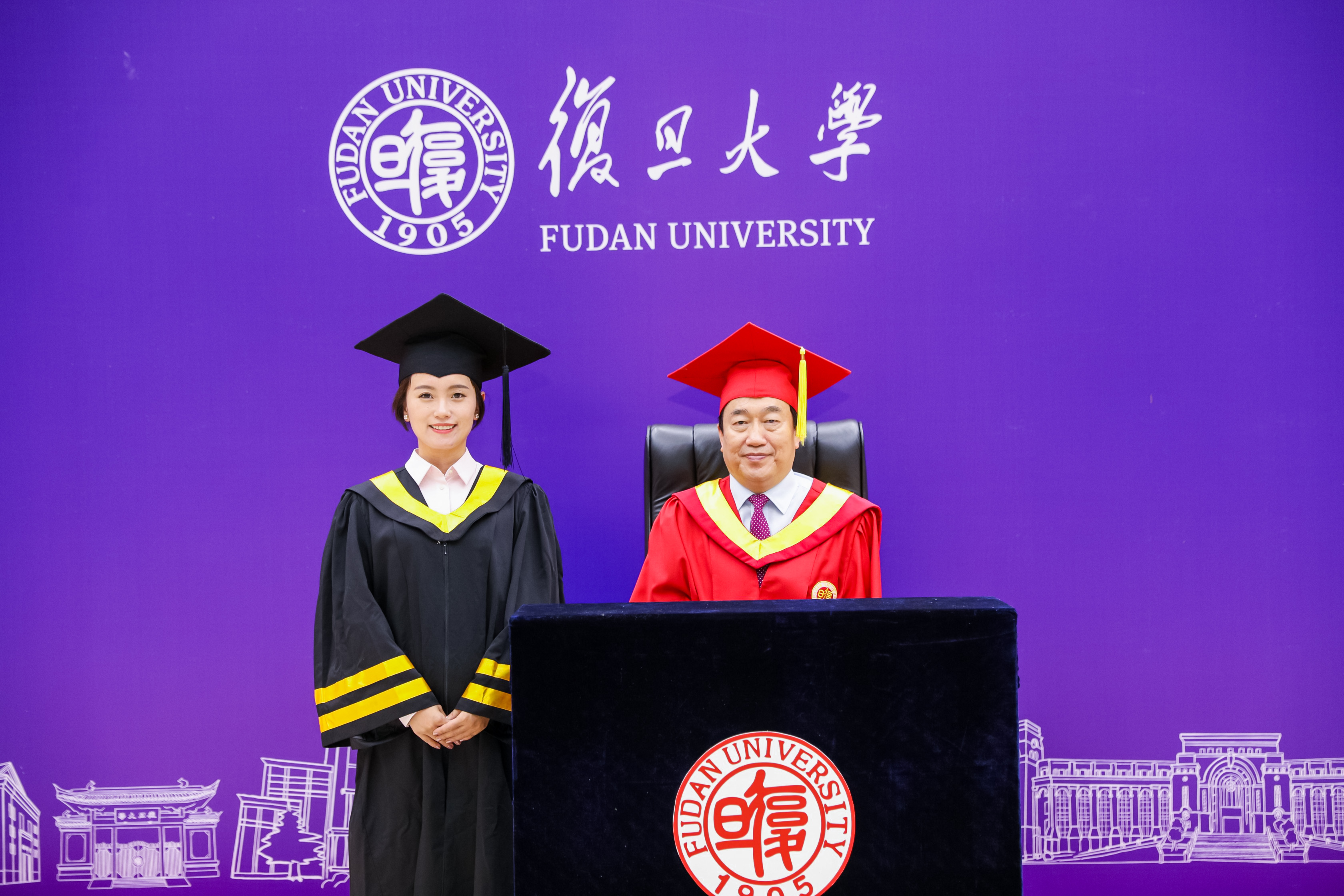 毕业季，复旦大学书记校长喊毕业生合影啦！