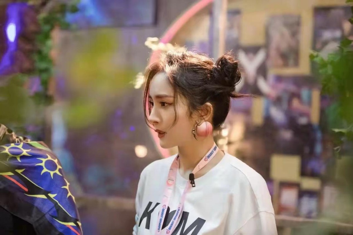 扎哪吒头戴蜜桃耳环掀起跟风潮,卫衣造型超美