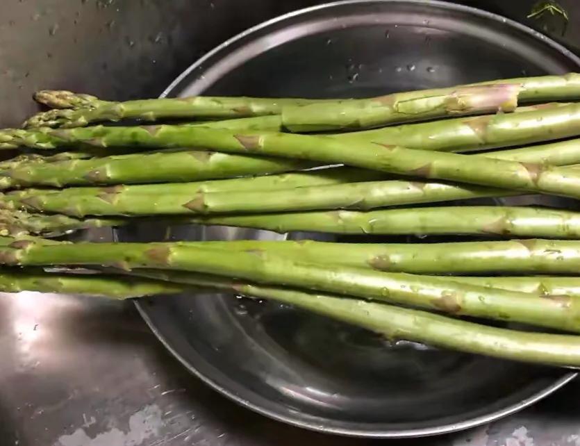 芦笋遇上它们几个做成汤才是绝配，我给它起名五宝抗癌降脂汤