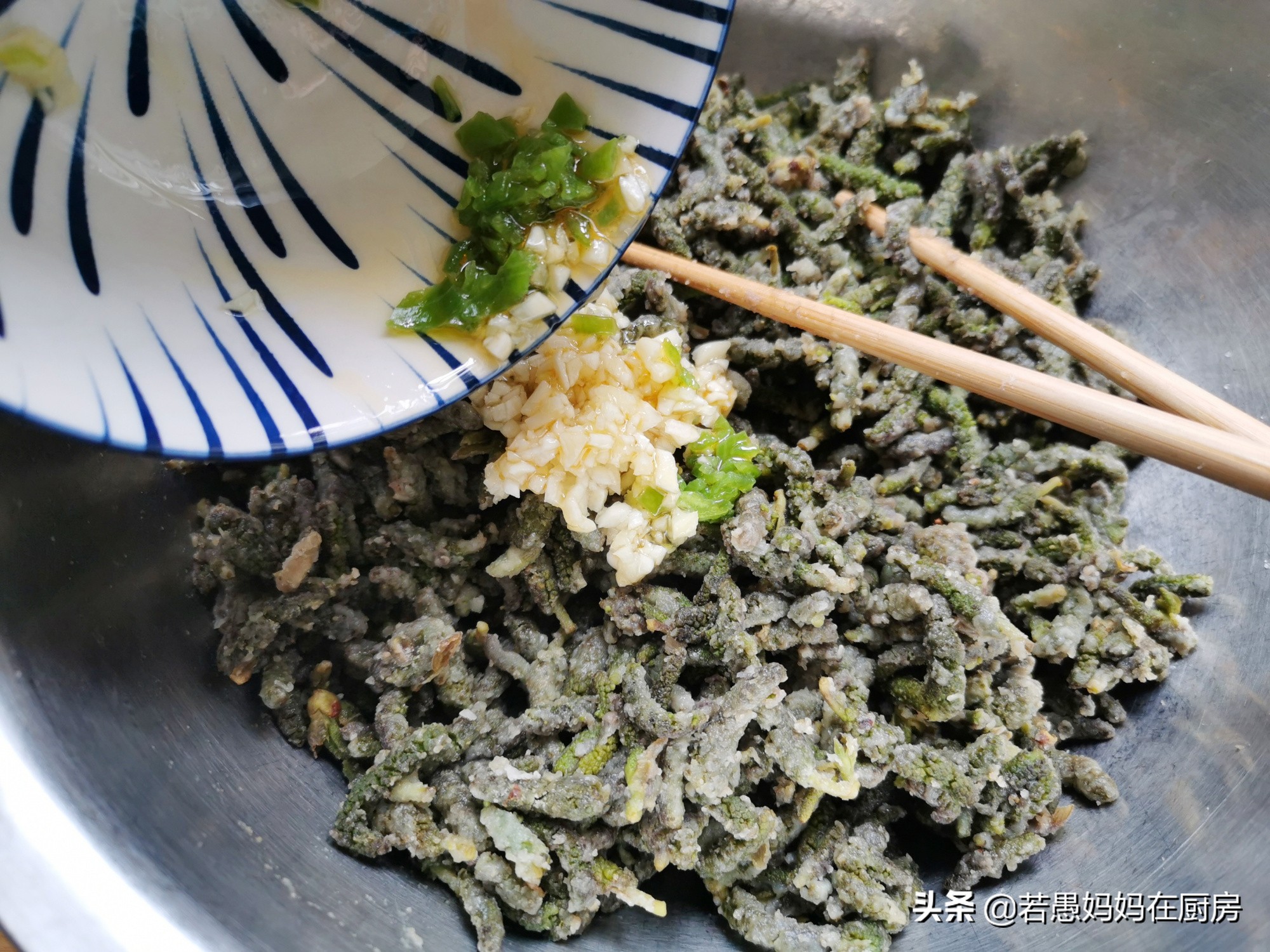 构树穗怎么吃(形似毛毛虫的野菜,用来做蒸菜,一家人抢着吃,比榆钱还鲜