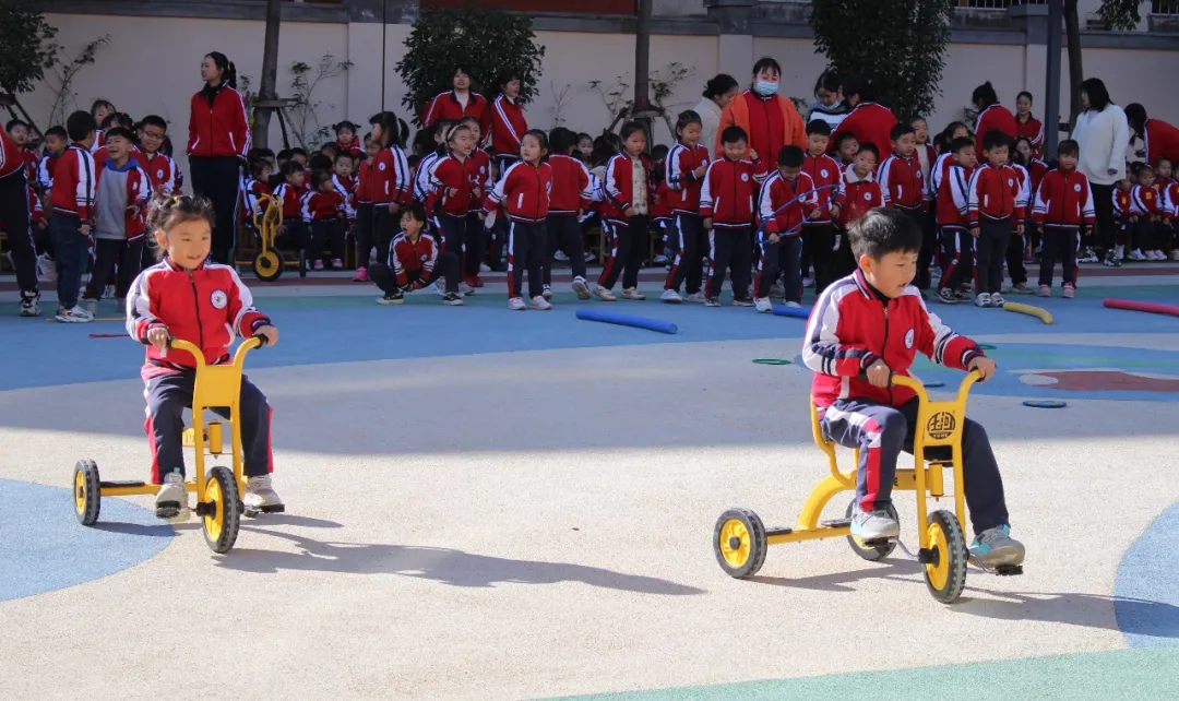 南阳市第二完全学校幼儿园萌娃出击 快乐运动