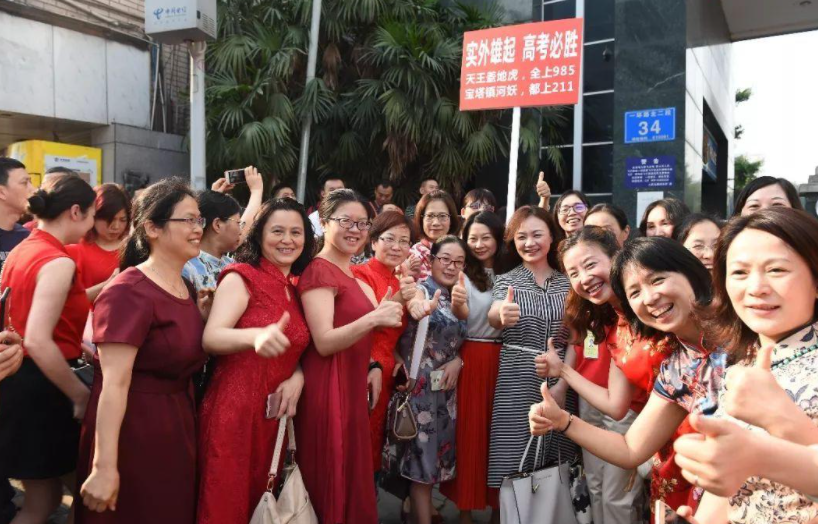 旗袍爸爸“艳压”花枝招展的妈妈，孩子高考，家长场外争奇斗艳