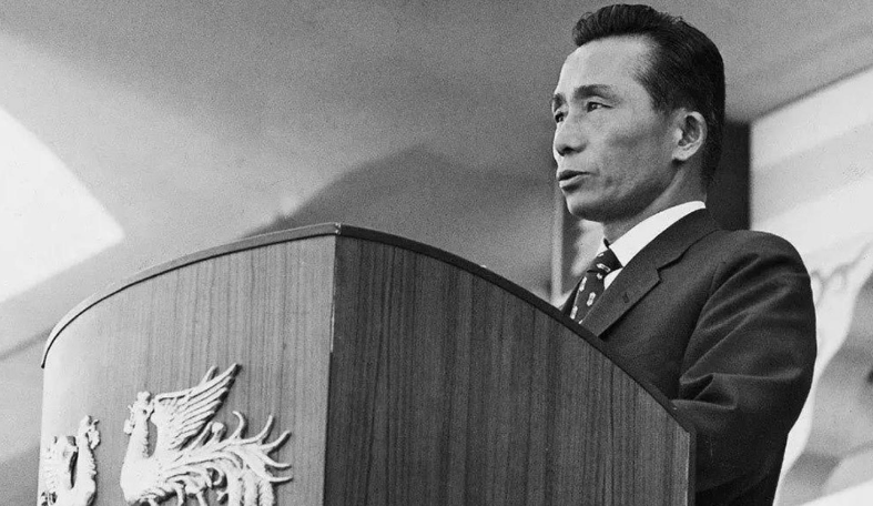 68年朝鲜扣押美国间谍船，美百架战机进逼，三大问题让其不敢动手