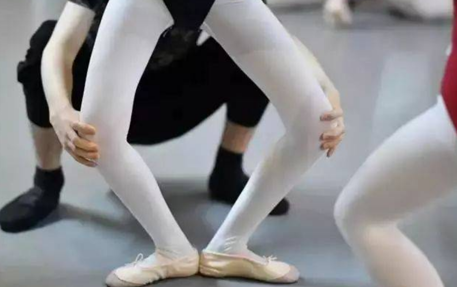 46岁“巨婴”郭冷：除了跳舞，连衣服都不会洗，年入百万无人敢嫁