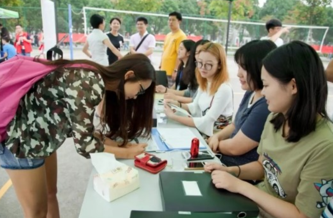 进入大学之前，学生需要准备好“一档三证”，大学期间很有用